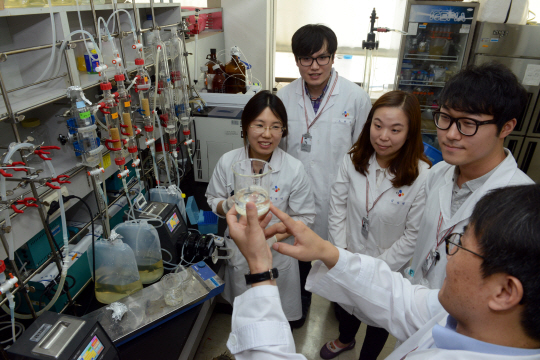 < R&D로 불황 뚫는다 >CJ, ‘타가토스’ 세계 첫 상용화… 新소재 개발 올 1100억 투자