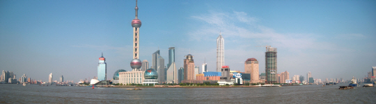 중국 경제적 번영의 상징인 상하이 푸둥 전경. 여러 사회적 문제를 딛고 이뤄지고 있는 중국의 발전은 중국인 전체가 포획된 성공에 대한 야망의 결과이다.  문화일보 자료사진