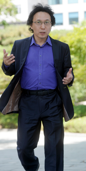 신장섭 싱가포르국립대 교수가 지난 1일 인터뷰가 진행된 서울 강남의 한 호텔 정원을 거닐며 한국의 반기업 정서의 문제점에 대해 이야기하고 있다.  김낙중 기자 sanjoong@