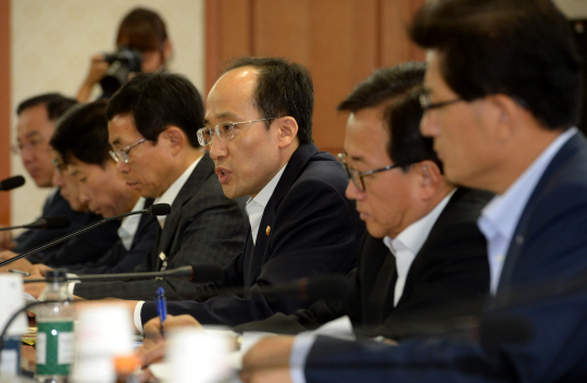 추경호(오른쪽 세 번째) 국무조정실장이 10일 오전 정부서울청사 대회의실에서 열린 민관 합동 규제회의에서 모두발언을 하고 있다.