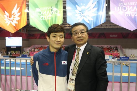 송종훈(왼쪽)이 지난 7일 김대중컨벤션센터에서 금메달을 획득한 뒤 스승인 김만재 교사와 포즈를 취했다.