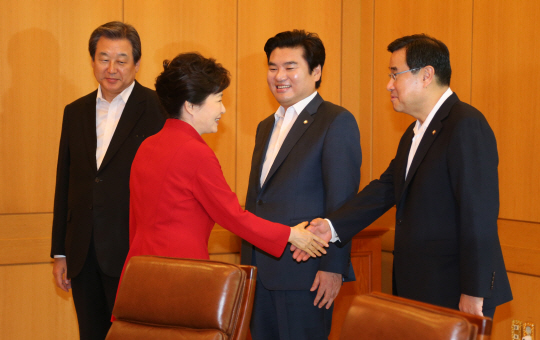 박근혜 대통령이 16일 오전 청와대를 방문한 새누리당 김무성(왼쪽) 대표, 원유철(〃세번째) 원내대표, 김정훈(오른쪽) 정책위의장과 차례로 악수하고 있다. 연합뉴스