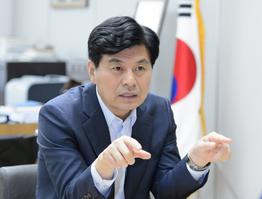 이춘희 세종시장이 15일 세종시청 집무실에서 자족기능 확충 등 향후 세종시 발전 방향에 대한 자신의 소신을 밝히고 있다.  세종시 제공