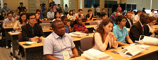 16일 상명대학교 천안캠퍼스에서 열린 2015년 한국행정학회 국제학술대회에서 국내외 행정학회 관계자들이 행정학의 공적가지등에 대한 강연을 듣고 있다. 상명대학교 제공