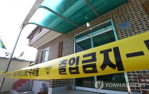 17일 오후 독극물 사건과 관련해 경찰이 경북 상주시 공성면 금계1리 마을회관 앞에 선을 치고서 통제하고 있다. (상주=연합뉴스)
