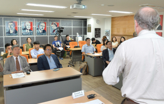 랜들 홀콤(오른쪽) 플로리다주립대 교수가 20일 오전 서울 영등포구 여의동 자유경제원에서 열린 해외석학 초청세미나에서 ‘기업가 정신에서 대한민국 경제성장의 길을 찾자’라는 주제로 강연하고 있다.