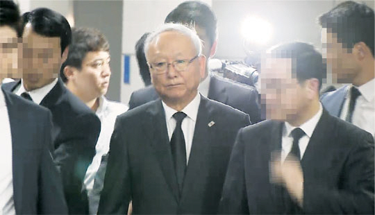 이병호 국가정보원장이 19일 오후 국정원 직원 임모 씨의 빈소가 마련된 경기 용인시의 한 장례식장에서 조문한 뒤 빈소를 나서고 있다.