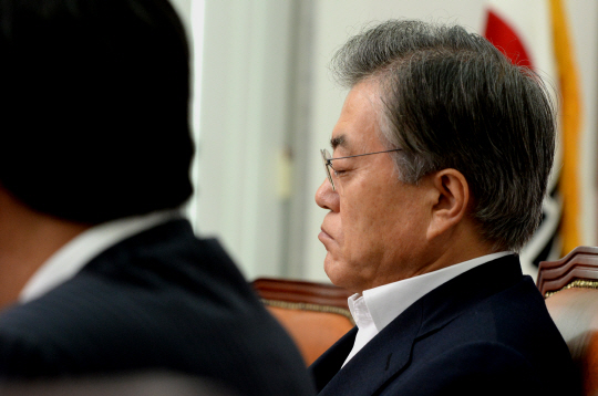 문재인(오른쪽) 새정치민주연합 대표가 20일 오전 국회에서 열린 최고위원회의에서 눈을 감은 채 심각한 표정으로 최고위원들의 모두 발언을 듣고 있다.