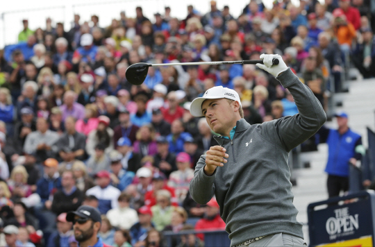 조던 스피스가 20일 오전(한국시간) 영국 스코틀랜드 세인트앤드루스 올드코스에서 열린 브리티시오픈 3라운드 17번 홀에서 티 샷을 한 뒤 타구를 주시하고 있다.  AP 뉴시스