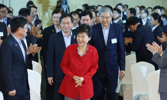 박근혜 대통령이 22일 오전 인천 송도 컨벤시아에서 열린 인천창조경제혁신센터 출범식에 유정복(박 대통령 뒤 왼쪽) 인천시장, 조양호(〃 오른쪽) 한진그룹 회장 등과 함께 참석하고 있다. 연합뉴스