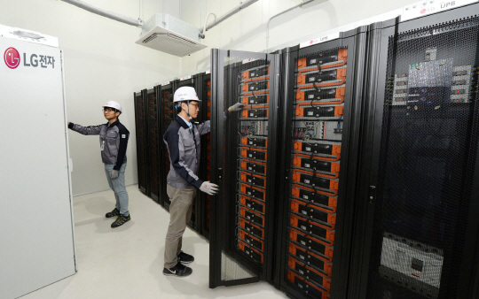 LG전자 연구원들이 국내 최대 규모인 ㎿급 ESS 통합 시험 설비를 이용해 1㎿ 규모 ESS 제품의 안전성과 성능을 테스트하고 있다.