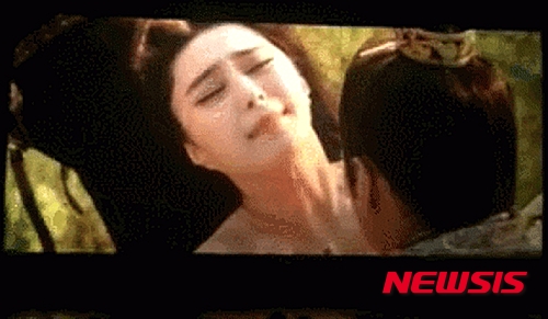 중국 여배우 판빙빙이 양귀비를 주제로 한 신작에서 ‘말위 베드신’을 선보여 중국에서 논란이 일고 있다. 지난 22일 중국 베이징에서 열린 ‘왕조의 여인 양귀비’ 시사회에서 예고편이 공개된 가운데 양귀비로 출연한 판빙빙이 연출한 말위의 정사신으로 파장이 일고 있다고 중국 언론이 전했다. 해당 정사진.