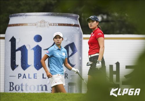 18번홀 전인지(오른쪽)과 김효주(사진제공 KLPGA)