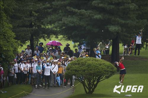 12번홀 전인지와 갤러리.(KLPGA 사진제공)