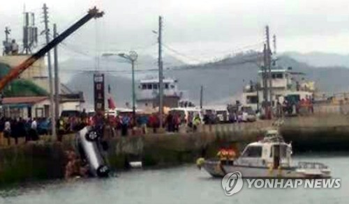 (진도=연합뉴스) 25일 오전 9시 33분께 전남 진도군 임회면 팽목항에서 여성 4명이 타고 있던 베라크루즈 승용차가 바다로 추락, 3명이 숨졌다. <<독자 제공>>