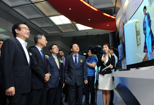 서울 양천구 목동 KT 체임버홀에서 2014년 6월 열린 ‘스카이 UHD’ 채널 개국행사에서 관계자들이 콘텐츠를 살펴보고 있다.