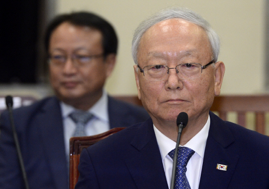 이병호(오른쪽) 국가정보원 원장이 27일 국회 정보위원회 전체회의에 참석해 의원들의 해킹 의혹 질의에 굳은 표정을 짓고 있다.