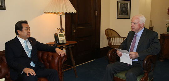 미국을 방문 중인 김무성(왼쪽) 새누리당 대표가 27일 워싱턴DC 의사당에서 존 매케인 상원 군사위원장과 이야기를 나누고 있다.  뉴시스
