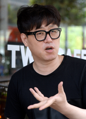 28일 작업실이 위치한 경기 고양시 일산동구의 한 카페에서 만난 소설가 김중혁은 “책을 낸 직후 산란한 마음을 털어내기 위해 바로 다른 작품을 쓰기 시작한다”며 “내년 초 우주비행사와 스탠드업 코미디언의 이야기를 담은 장편을 낼 계획”이라고 했다.