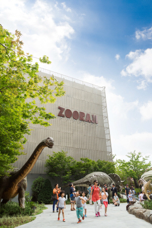 국내 백화점 최초의 상설 옥외 패밀리 테마파크인 ‘주라지’에서는 8월 16일까지 3만 원 이상 구매 시 바캉스 비치 상품을 증정하는 이벤트를 펼친다. 신세계백화점 제공