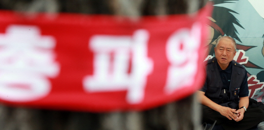 김동만 한국노총 위원장이 29일 오후 서울 영등포구 여의동 산업은행 본점 옆 천막농성장에 앉아 있다. 김 위원장은 30일 오전 “일반해고 지침과 취업규칙 불이익 변경요건 완화라는 두 가지 의제를 정부가 협상 대상에서 제외한다면 노사정위원회에 복귀할 의사가 있다”고 밝혔다. 연합뉴스