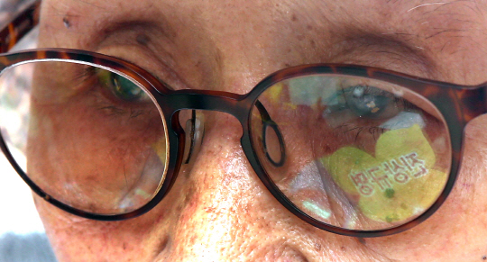 29일 서울 종로구 주한일본대사관 앞에서 열린 일본군 위안부 문제 해결을 위한 제1189차 정기 수요집회에서 위안부 피해자 김복동 할머니의 안경에 ‘진상규명’이란 피켓의 글자가 비치고 있다.   연합뉴스