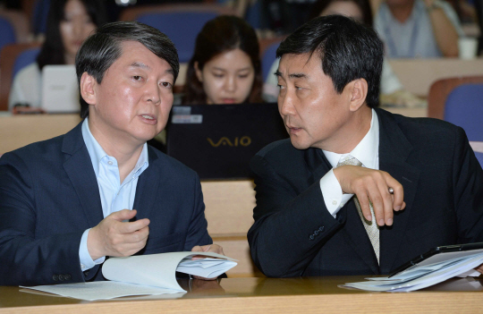 이종걸(오른쪽) 새정치민주연합 원내대표가 30일 오전 국회 의원회관 소회의실에서 열린 ‘국가정보원 해킹 사태 해결을 위한 토론회’에서 안철수 국민정보지키기위원회 위원장과 이야기를 나누고 있다.