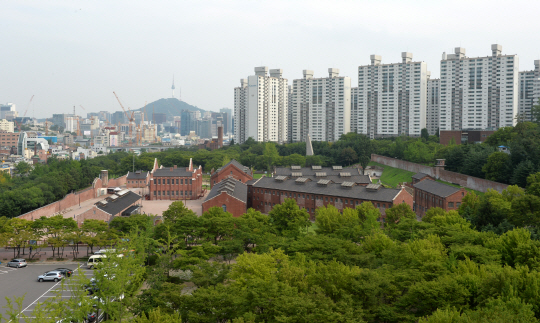 서대문구의회 건물 옥상에서 바라본 현저동의 모습. 서대문형무소역사관과 인왕산 아래 들어선 아파트 단지가 보인다. 정하종 기자 maloo@