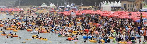 피서가 절정기에 접어들면서 동해안 각 해수욕장이 피서객으로 넘쳐난 2일 속초해수욕장이 북새통을 이루고 있다.