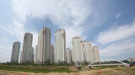 경남 진주 최고의 주거지로 각광받고 있는 진주시 평거동 현대엔지니어링 ‘더 프라하’ 아파트 단지. 지난해 완공·입주한 더 프라하는 1813가구의 대단지로 획기적인 설계로 주거문화 혁신을 보여주고 있다는 평을 받고 있다.