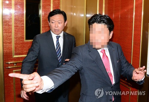 (서울=연합뉴스) 롯데그룹의 경영권을 둘러싼 다툼의 끝이 보이지 않고 있는 가운데 신동빈 롯데그룹 회장(왼쪽)이 3일 오후 서울 소공동 롯데호텔 신관 엘리베이터에 오르고 있다. 이 호텔 신관 34층에는 신격호 롯데그룹 총괄회장의 집무실이 있다.