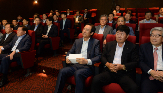 4일 오전 서울 송파구 잠실 제2롯데월드 홍보관에서 열린 롯데그룹 계열사 사장단 회의에서 노병용(앞줄 오른쪽 세 번째) 롯데물산 사장이 발언을 준비하고 있다.