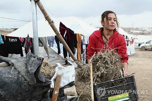 IS를 피해 달아나 쿠르드족 지역에 사는 야지디족 소녀 (AP=연합뉴스 자료사진)
