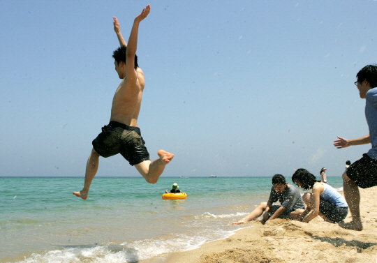 여름철 불량 생활용품이 사용자들의 안전을 위협한 가운데 산업통상자원부 국가기술표준원은 최근 유아용  수영복과 공기주입보트 등 11개 불량 제품에 대해 리콜(회수) 명령을 내리고 주의를 당부했다. 사진은 기사 특정내용과 관련이 없음.  문화일보 자료사진