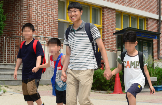 지난 3일 서울 노원구 월계동 연지초등학교에서 전종호 교사가 학생들의 손을 잡고 운동장을 나서고 있다. 신창섭 기자 bluesky@