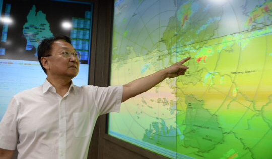 유일호 국토교통부 장관이 지난 7월 22일 서울 서초구 동작대로 한강홍수통제소 홍수통제상황실을 찾아 수도권 강우상황을 점검하고 있다. 그는 올해 가뭄 피해로 마음고생이 심했다고 했다.    김선규 기자 ufokim@munhwa.com