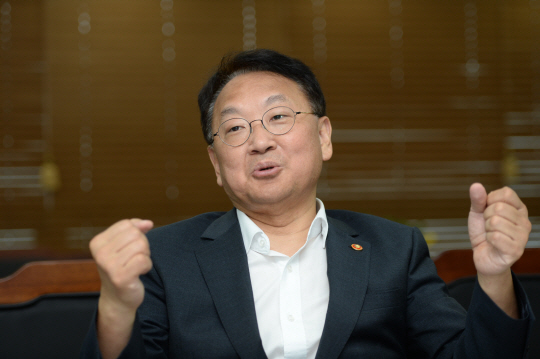 조세·재정분야 전문가에서 정치에 입문해 지난 3월부터 국토교통부를 지휘하고 있는 유일호 장관은 지난 7월 22일 문화일보와의 인터뷰에서 “전세금의 급격한 상승을 막고 전세에서 월세로 전환할 때 취약한 서민층이 피해를 당하지 않도록 정책을 강화하고 있다”고 설명했다.  김선규 기자 ufokim@