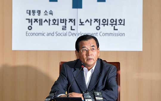 김대환 경제사회발전노사정위원회 위원장이 7일 오전 서울 종로구 세종대로 정부서울청사 내 위원회 대회의실에서 복귀 기자회견을 하고 있다.