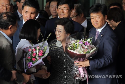 (서울=연합뉴스) 3박 4일간의 방북 일정을 마친 이희호 여사가 8일 오후 김포공항을 통해 귀국, 환영객들로부터 꽃다발을 받고 있다.