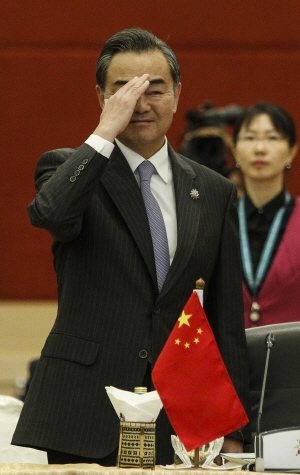 말레이시아 쿠알라룸푸르에서 4~6일 제22차 아세안지역안보포럼이 개최된 가운데, 왕이 중국 외교부장이 5일 중국과 아세안의 각료회의에 참석해 거수경례를 하고 있다.  AP연합뉴스