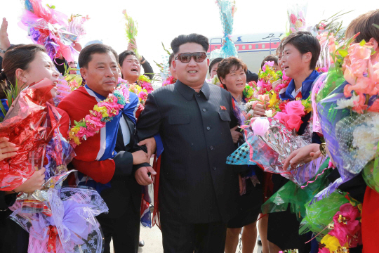 김정은 북한 국방위원회 제1위원장이 2015 동아시아축구연맹 축구선수권대회에서 우승하고 돌아온 북한 여자 축구선수들을 평양 순안국제공항까지 나가 마중했다고 조선중앙통신이 10일자로 보도했다.  연합뉴스