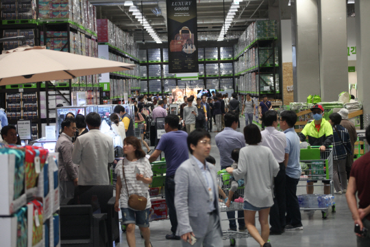 지난 6월 중순 복합문화 공간을 표방하며 경기 고양시 일산서구 대화동에 문을 연 ‘이마트타운’이 고객들로 북적이고 있다.