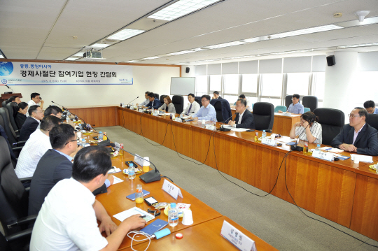 지난 6일 서울 서초구 코트라 사옥에서 열린 ‘중동·중앙아시아 경제사절단 참여기업 현장 간담회’에 참석한 기업 관계자들이 성과 확산과 후속 과제 등에 대해 논의하고 있다.