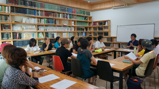 7일 충남 홍성군 홍동면 밝맑도서관에서 열린 ‘농촌 인문학 하우스’의 ‘세계문학의 풍경들’ 강좌에서 장은수 편집문화실험실 대표가 마을 주민들과 함께 윌리엄 셰익스피어의 희곡 ‘햄릿’을 강독하고 있다.