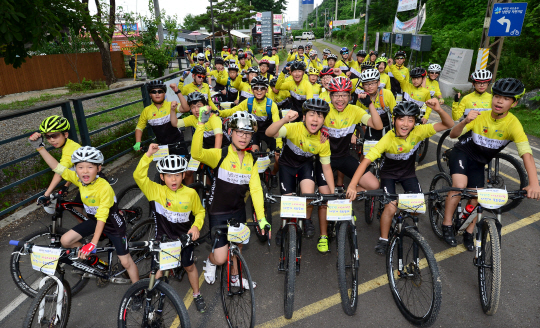 자전거 국토순례에 참가한 52명의 학생들이 지난 3일 경기 남양주 팔당호 인근의 자전거 전용도로에서 파이팅을 외치고 있다.  남양주 = 신창섭 기자 bluesky@