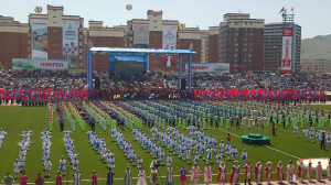 지난 7월 11일 몽골 수도 울란바토르에서 열린 몽골 최대 ‘나담 축제’ 개막식에서 몽골 전통 의상 등을 입은 사람들이 공연을 선보이고 있다.