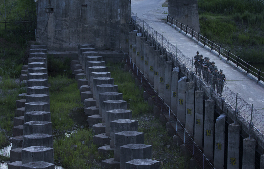 최근 경기 연천군 서부전선 비무장지대(DMZ) 사미천에서 육군 25사단 장병들이 경계작전을 펼치고 있는 모습.