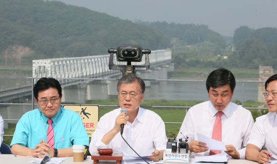 문재인 새정치민주연합 대표가 12일 오전 경기 파주시 임진각 전망대에서 현장최고위원회의를 주재하면서 모두발언을 하고 있다. 왼쪽부터 전병헌 최고위원, 문 대표, 이종걸 원내대표.