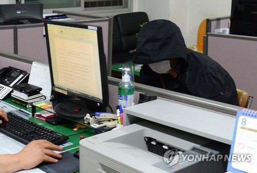 치료감호 수감 중 대전에서 달아난 특수강간범 김선용(33)이 도주 28시간여만인 10일 오후 경찰에 자수했다. 이날 저녁 대전 서구 둔산경찰서에서 김이 수사관에게 조사를 받고자 의자에 앉아 있다. (대전=연합뉴스)