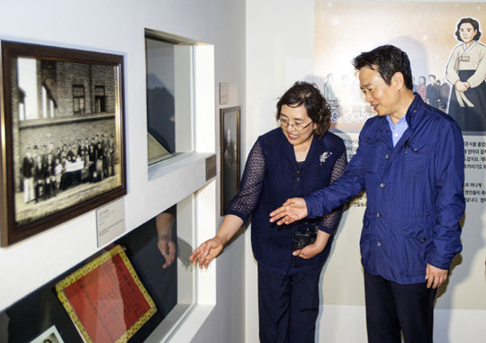 남경필 경기도지사가 12일 오후 경기 용인시 경기도박물관에서 열린 광복70주년 기념 특별전 ‘어느 독립운동가 이야기’에서 독립운동 유물들을 독립운동가 박찬익의 손녀 박천민 씨의 안내로 둘러보고 있다.